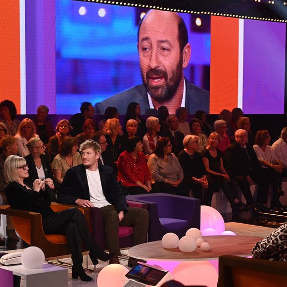 Exclusif - Julien Clerc, Josiane Balasko, Chantal Ladesou et Geremy Credeville lors de l'enregistrement de l'émission "Famille je vous aime" présentée par M.Drucker et qui sera diffusée le 29 décembre sur France 3, au studio Rive gauche, à Paris, France, le 2 décembre 2025. © Gaffiot-Perusseau/Bestimage