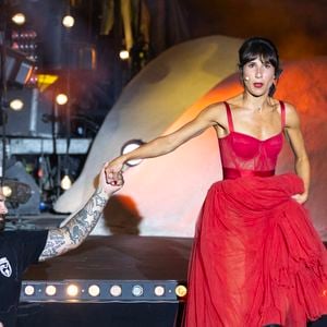 Exclusif - Marie S’inflitre - Enregistrement de l'émission "L'humour à la plage" pour la 2eme édition du festival de Juan les Pins à la pinède Gould le 27 juin 2025. C'est l'humoriste français Kev Adams qui a initié et mis en scène ce festival dans la ville de ses grand-parents où il a passé ses vacances quand il était plus jeune. Sa grand-mère fait partie du Show aux côtés d'un plateau d'humoristes exceptionnels.
Après le succès de la première édition, TF1 et Kev Adams vous donnent rendez-vous pour une nouvelle soirée d’humour inédite et festive. Tourné face à la mer, dans l’écrin magique de la pinède Gould à Juan-les-Pins, « L’Humour à la Plage » revient pour une 2e édition encore plus ambitieuse : un grand show à ciel ouvert, pour rire ensemble et démarrer l’été en beauté. 
Une carte postale en guise de scène avec une ambiance unique; Imaginé comme une véritable fête de l’humour à ciel ouvert, sous les pins, les pieds dans le sable et la tête dans les étoiles, « L’Humour à la Plage » rassemble le temps d’un soir les plus grands noms de l’humour avec des duos inédits, des sketchs exclusifs, des impros, des happenings, des surprises… et une énergie communicative portée par un public survolté. 
Une programmation exceptionnelle qui donne le sourire; Pour cette 2ème édition, Kev Adams s’est entouré de Gad Elmaleh, Camille Lellouche, Maxime Gasteuil, Élodie Poux, Franck Dubosc, Marine Leonardi, Anne Roumanoff, Chantal Ladesou, Marie s’infiltre, Nino Arial, Az, Titoff, Kody… Et de nombreux invités-surprise que vous n’avez jamais vus sur la scène d’un gala d’humour.
Un spectacle familial, solaire et intergénérationnel; Conçu pour rassembler toutes les générations, « L’Humour à la Plage » promet de faire du rire un moment de fête. Un show festif, solaire, et populaire, à savourer ensemble pour bien démarrer l’été.
L'émission du e gala « L'Humour à la Plage » sera diffusése sur TF1 le 15 juillet à 21h10 pour une soirée unique de rires et de surprises ! © Bruno Bebert / Bestimage