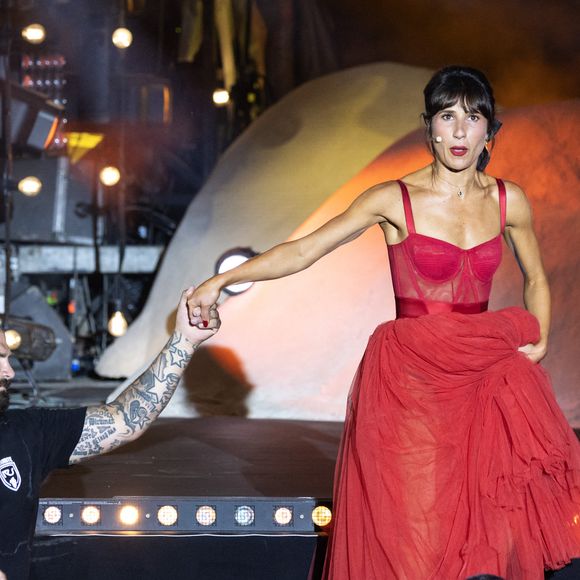 Exclusif - Marie S’inflitre - Enregistrement de l'émission "L'humour à la plage" pour la 2eme édition du festival de Juan les Pins à la pinède Gould le 27 juin 2025. C'est l'humoriste français Kev Adams qui a initié et mis en scène ce festival dans la ville de ses grand-parents où il a passé ses vacances quand il était plus jeune. Sa grand-mère fait partie du Show aux côtés d'un plateau d'humoristes exceptionnels.
Après le succès de la première édition, TF1 et Kev Adams vous donnent rendez-vous pour une nouvelle soirée d’humour inédite et festive. Tourné face à la mer, dans l’écrin magique de la pinède Gould à Juan-les-Pins, « L’Humour à la Plage » revient pour une 2e édition encore plus ambitieuse : un grand show à ciel ouvert, pour rire ensemble et démarrer l’été en beauté. 
Une carte postale en guise de scène avec une ambiance unique; Imaginé comme une véritable fête de l’humour à ciel ouvert, sous les pins, les pieds dans le sable et la tête dans les étoiles, « L’Humour à la Plage » rassemble le temps d’un soir les plus grands noms de l’humour avec des duos inédits, des sketchs exclusifs, des impros, des happenings, des surprises… et une énergie communicative portée par un public survolté. 
Une programmation exceptionnelle qui donne le sourire; Pour cette 2ème édition, Kev Adams s’est entouré de Gad Elmaleh, Camille Lellouche, Maxime Gasteuil, Élodie Poux, Franck Dubosc, Marine Leonardi, Anne Roumanoff, Chantal Ladesou, Marie s’infiltre, Nino Arial, Az, Titoff, Kody… Et de nombreux invités-surprise que vous n’avez jamais vus sur la scène d’un gala d’humour.
Un spectacle familial, solaire et intergénérationnel; Conçu pour rassembler toutes les générations, « L’Humour à la Plage » promet de faire du rire un moment de fête. Un show festif, solaire, et populaire, à savourer ensemble pour bien démarrer l’été.
L'émission du e gala « L'Humour à la Plage » sera diffusése sur TF1 le 15 juillet à 21h10 pour une soirée unique de rires et de surprises ! © Bruno Bebert / Bestimage