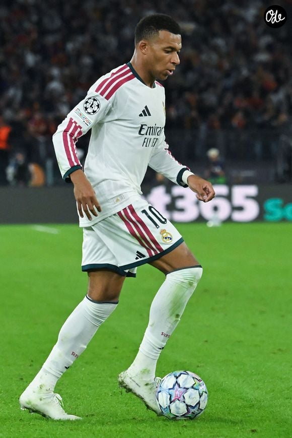 Leur relation a été officialisée quelques jours après l’élimination de la France en quarts de finale face à l’Espagne, avant qu’ils ne commencent à apparaître ensemble en public.

Photo : IPA/ABACAPRESS.COM89702953 - Kylian Mbappé, du Real Madrid, lors du match de la 2e journée de la phase de groupes de la Ligue des champions opposant la Roma au Real Madrid au Stadio Olimpico. Rome (Italie), 14 octobre 2026 Mattia Vian