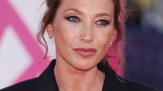 En robe blazer et collants à pois, Laura Smet mise sur ses jambes fuselées au Festival de Deauville