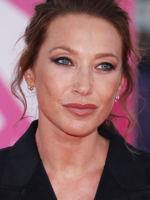En robe blazer et collants à pois, Laura Smet mise sur ses jambes fuselées au Festival de Deauville