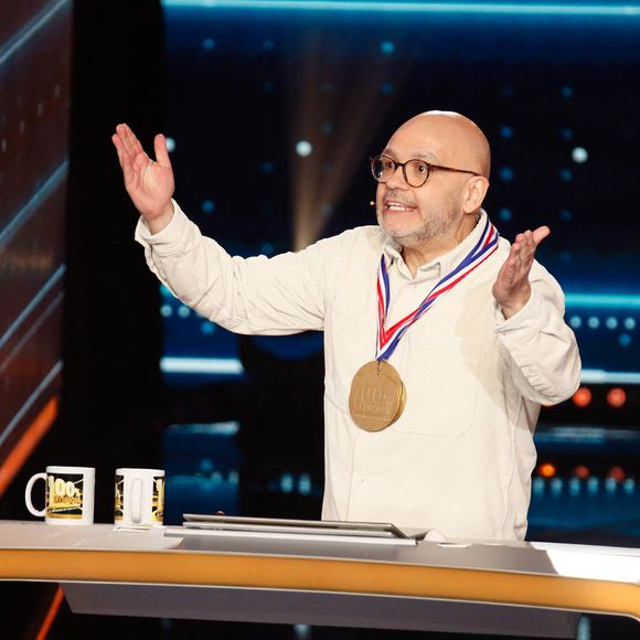 Ce qui est sûr, c'est qu'il ne lésinera pas sur les moyens, comme il l'a confié sur RTL : "Il faut un an pour préparer le mariage, un an pour préparer les fiançailles, un an pour préparer le plan de table, parce que je vais avoir du beau monde".

Exclusif - Yoann Riou à l'enregistrement de l'émission "100% logique", le 14 mars 2025. 

Photo : Christophe Clovis / Bestimage
