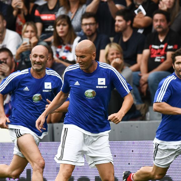 Une association qui promet de faire revivre la magie des plus grands moments du football français.

Zinédine Zidane, Bixente Lizarazu et Fabien Barthez - Les champions du monde de 98 ont défié les rugbymen du Stade toulousain lors d'une rencontre caritative pour l’association de Pascal Olmeta "Un sourire, un espoir pour la vie" sur la pelouse du stade Ernest Wallon à Toulouse, France, le 10 juillet 2017. © Agence/Bestimage