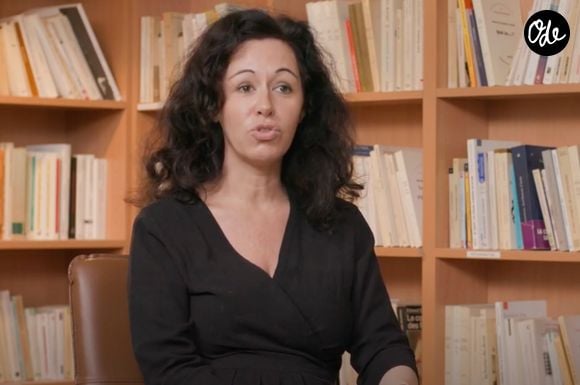 Caroline Goldman dans une vidéos de la chaîne YouTube - A bon entendeur/Capture d'écran