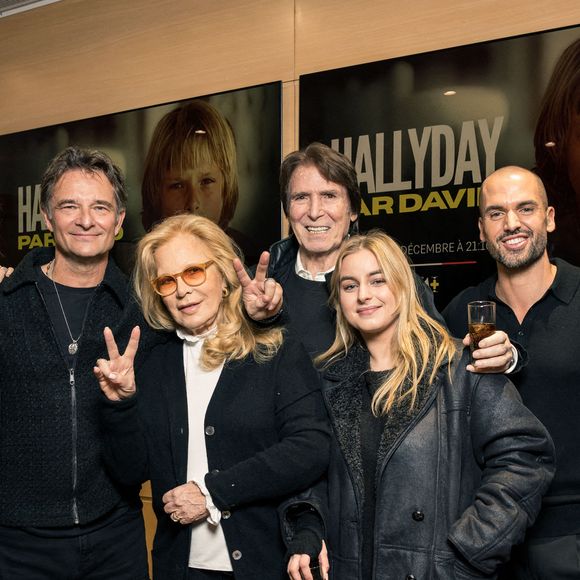 Exclusif - Vanessa Antelme, Alexandra Pastor-Smet, David Hallyday, Sylvie Vartan, Tony Scotti, Darina Scotti-Vartan, Timothee Vienne, et le Directeur Général de M6 Jérôme Fouqueray lors de la projection du film documentaire "Hallyday par David" dans les locaux de la chaîne de télévision française M6 à Paris, France le 1er décembre 2025. En présence de David Hallyday et de sa famille. Photo par Alexis Jumeau/ABACAPRESS.COM