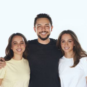 Photos de famille officielles des enfants de la reine Rania de Jordanie à l'occasion des 20 ans de la princesse Salma (à gauche) et des 23 ans de la princesse Iman .