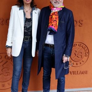 Cathy Bancarel et son compagnon Pascal Praud au village lors des Internationaux de France de tennis de Roland Garros 2024, à Paris, France, le 1er juin 2024. © Jacovides-Moreau/Bestimage