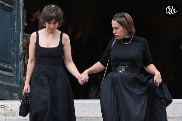 Le livre rend notamment hommage à sa mère, Béatrice Loustalan.

Manon et Ninon Ardisson - Sorties des obsèques de Thierry Ardisson en l’église Saint-Roch de Paris, France, le 17 juillet 2025. © Clovis-Jacovides/Bestimage