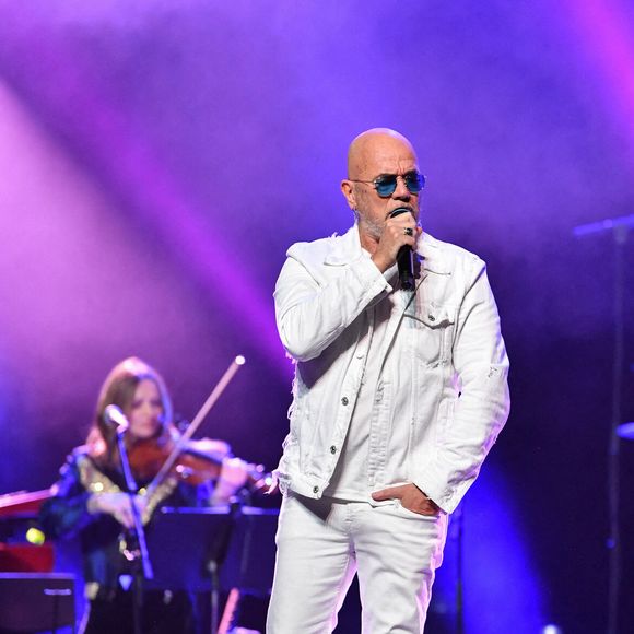 Avec une amie, il a donc aidé le chanteur a retrouvé les chemins des studios, alors que Calogero indiquait ne plus avoir d'argent

Pascal Obispo sur la scène de l'Olympia pour le 20e anniversaire de la Fondation pour la recherche sur la maladie d'Alzheimer le 18 mai 2024 à Paris, France. Photo by Christophe Meng/ABACAPRESS.COM