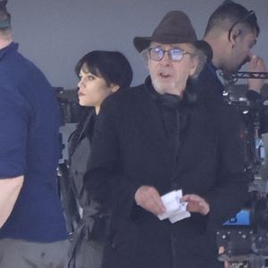 Elle incarnera la tante de l'héroïne
Jenna Ortega et Tim Burton tournent une scène de la série "Mercredi" sur les quais à Paris le 20 avril 2026