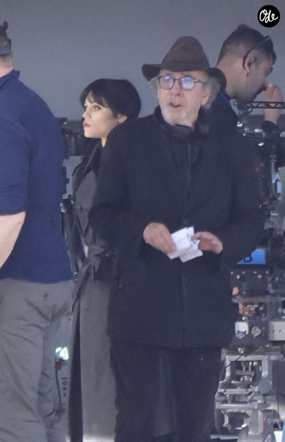 Elle incarnera la tante de l'héroïne

Jenna Ortega et Tim Burton tournent une scène de la série "Mercredi" sur les quais à Paris le 20 avril 2026