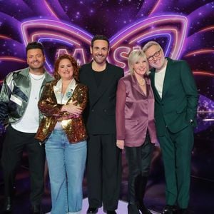 Kev Adams, Elodie Poux,Camille Combal, Chantal Ladesou et Laurent Ruquier dans "Mask Singer 2025". © Laurent VU / TF1