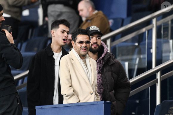 Parmi eux, Jamel Debbouze et son fils Léon Debbouze.

Jamel Debbouze, Leon Debbouze et Oli assistent au match McDonald's de Ligue 1 entre le Paris Saint-Germain FC et l'Olympique de Marseille au Parc des Princes le 08 février 2026 à Paris, France. Photo by Florian Poitout/ABACAPRESS.COM
