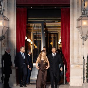 David Beckham et sa fille Harper Seven sortent de l'hôtel La Réserve Paris - Hotel and Spa pour se rendre au défilé de Victoria en marge de la Fashion Week de Paris (PFW), à Paris, France, le 7 mars 2025. © Tiziano da Silva/Bestimage