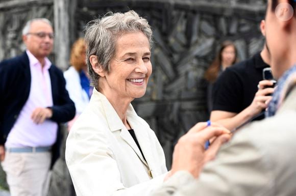 Charlotte Rampling à la sortie du photocall du film "Last Breath" lors du 72ème Festival International du Film de Saint-Sébastien (San Sebastian). Le 25 septembre 2024