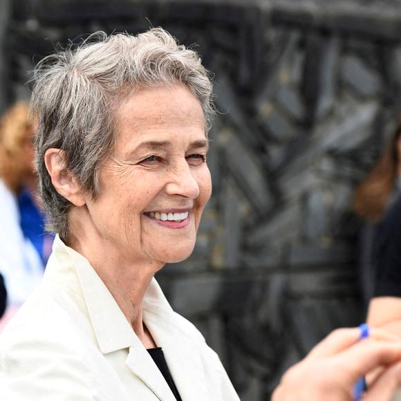 Charlotte Rampling à la sortie du photocall du film "Last Breath" lors du 72ème Festival International du Film de Saint-Sébastien (San Sebastian). Le 25 septembre 2024