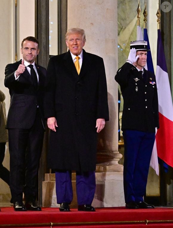 Le président français Emmanuel Macron recoit le président américain élu Donald Trump et le président ukrainien Volodymyr Zelenskiy au palais de l'Élysée après une réunion trilatérale dans le cadre des cérémonies de réouverture de la cathédrale Notre-Dame de Paris, cinq ans et demi après l'incendie, à Paris, France, le 7 décembre 2024. © Christian Liewig /Bestimage