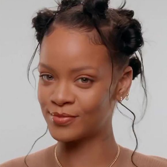 Misez sur le fer et les vitamines C ou B12 présents dans les épinards et les agrumes. Buvez de l'eau tout au long de la journée pour garder une peau rebondie.

Fenty Beauty de Rihanna sera disponible chez Ulta Beauty, aux Etats-Unis, le 22 février 2022.

©BestImage