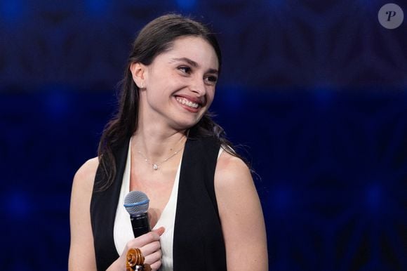 Exclusif - Esther Abrami pour les surprises lors de l'enregistrement de l'émission "La Boîte à secrets", présentée par F.Bollaert et diffusée le 23 janvier sur France 3, dans les studios du Lendit à Saint-Denis, France, le 16 décembre 2025. © Cyril Moreau/Bestimage