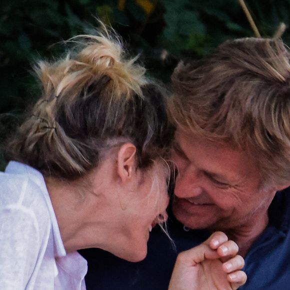 Lui est le papa de deux filles, Liv Helen et Sacha, en 2005 et 2008, avec Florence Kieffer.

Exclusif - Alice Taglioni donne son premier concert au piano aux côtés d' Helene Berger dans le cadre du Cap Ferret Music Festival le 11 juillet 2022, au Canon, Lege Cap Ferret. Laurent Delahousse et Sarah Poniatowski y assistaient. Photo by Thibaud Moritz/ABACAPRESS.COM - POOL BESTIMAGE