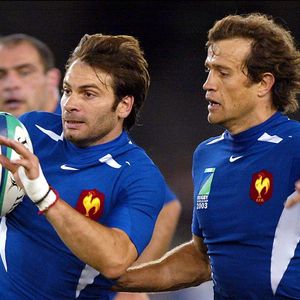 La perte de "Domi", le fougueux ailier du XV de France avait laissé tout le monde du rugby en deuil.

Le capitaine français Fabien Galthie (R) et Christophe Dominici pendant le troisième quart de finale de la Coupe du monde de rugby au Telstra Dome. La France a gagné 43-21 contre l'Irlande. © Christian Liewig/ABACA