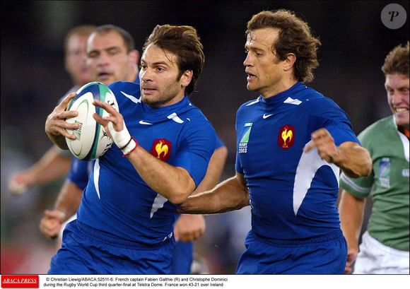 La perte de "Domi", le fougueux ailier du XV de France avait laissé tout le monde du rugby en deuil.

Le capitaine français Fabien Galthie (R) et Christophe Dominici pendant le troisième quart de finale de la Coupe du monde de rugby au Telstra Dome. La France a gagné 43-21 contre l'Irlande. © Christian Liewig/ABACA