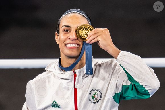 9 août 2024, Paris, Île-de-France, France : l'Algérienne Imane Kheliif pose avec sa médaille d'or lors de la cérémonie de remise des médailles de la finale de boxe féminine des moins de 66 kg, 14e journée des Jeux olympiques de Paris 2024. © Petter Arvidson-Bildbyran / Zuma Press / Bestimage