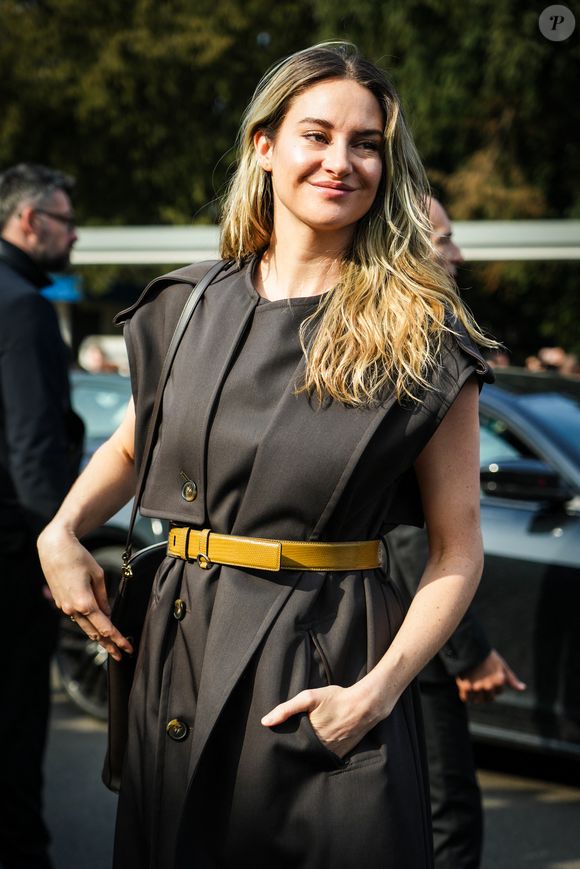 Main dans la main, les deux acteurs se sont baladés dans la ville lumière et ont été aperçus enchainant les câlins et les gestes tendres.

Shailene Woodley arrive au show Tod's pendant la fashion week de Milan le 28 février 2025© Lucia Sabatelli/Bestimage