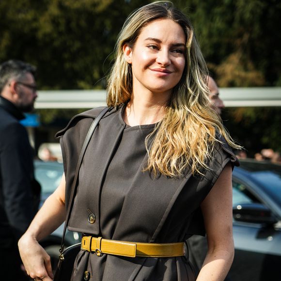 Main dans la main, les deux acteurs se sont baladés dans la ville lumière et ont été aperçus enchainant les câlins et les gestes tendres.

Shailene Woodley arrive au show Tod's pendant la fashion week de Milan le 28 février 2025© Lucia Sabatelli/Bestimage