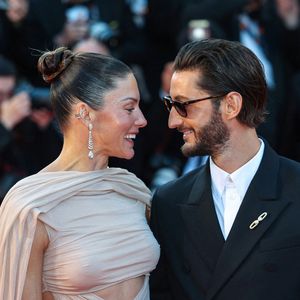 Le jeudi 14 mai, Pierre Niney a foulé le tapis rouge avec sa compagne Natasha Andrews.

Le 14 mai 2026, Cannes, Alpes Côte Dazur, France : Le 79e Festival de Cannes se tiendra à Cannes du 12 au 23 mai 2026. Natasha Andrews et Pierre Niney assistent à la projection de Parallel Tales lors du 79e Festival de Cannes. (Credit Image : © Marina Takimoto/ZUMA Press Wire / Bestimage)