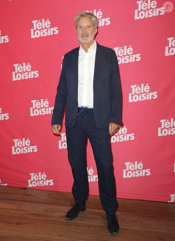 Antoine de Caunes - Photocall de la soirée "Télé Loisirs Awards 2025" au Jardin d'Acclimatation à Paris le 23 septembre 2025. © Coadic Guirec/Bestimage