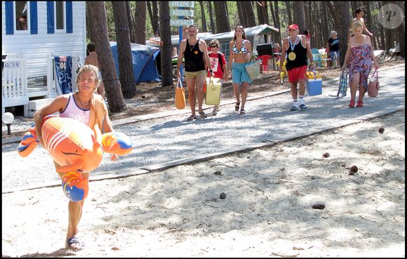 Exclusif - Franck Dubosc, Antoine Duléry, Claude Brasseur, Mylène Demongeot et Mathilde Seigner sur le tournage de "Camping 2" en 2009.
Crédit : DANIEL ANGELI - ALAIN GUIZARD / BESTIMAGE