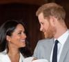 Archie a d'ailleurs fêté comme il se doit ses 6 ans, ce mardi 6 mai 2025. Son anniversaire est une occasion parfaite, pour sa maman, de déclarer son amour à son aîné.
Le prince Harry et Meghan Markle, duc et duchesse de Sussex, présentent leur fils Archie dans le hall Saint George au château de Windsor le 8 mai 2019. AGENCE / BESTIMAGE