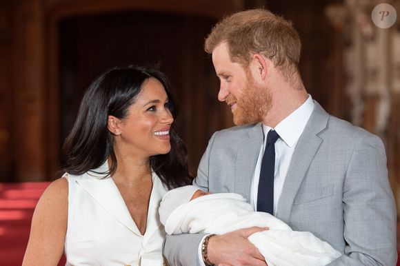 Archie a d'ailleurs fêté comme il se doit ses 6 ans, ce mardi 6 mai 2025. Son anniversaire est une occasion parfaite, pour sa maman, de déclarer son amour à son aîné.

Le prince Harry et Meghan Markle, duc et duchesse de Sussex, présentent leur fils Archie dans le hall Saint George au château de Windsor le 8 mai 2019. AGENCE / BESTIMAGE