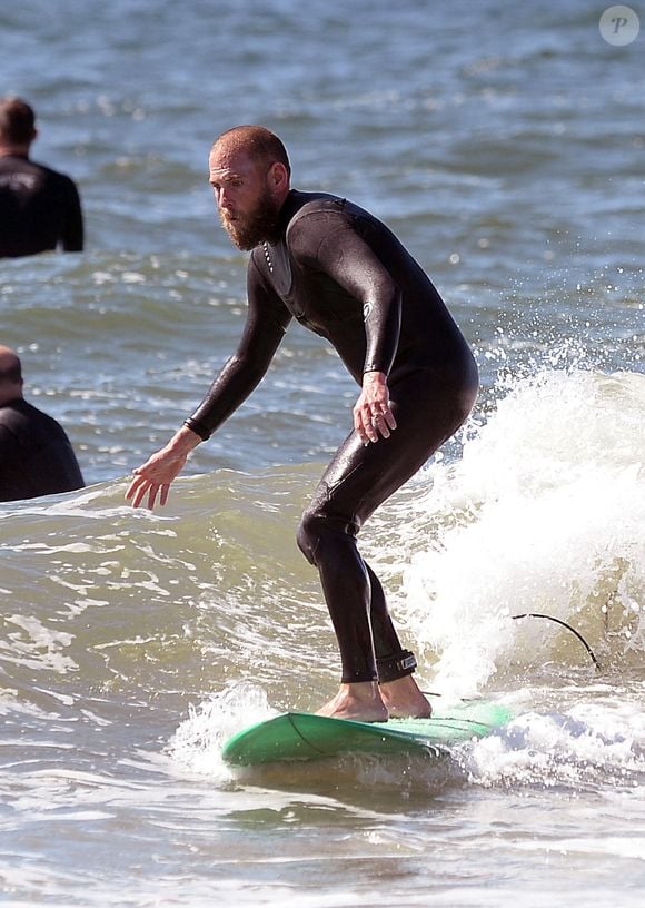 04/06/2024 : Jonah Hill surfe sur la plage à Los Angeles.