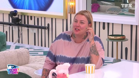 Dans une vidéo face à Jeremstar, elle apparaît en larmes.

Quotidienne de "Secret Story 2025" du 17 juin, sur TFX
