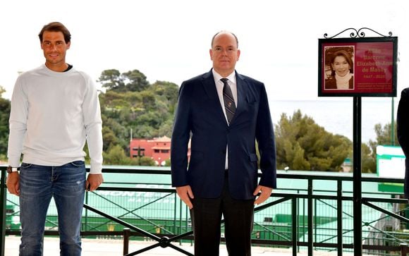 Rafael Nadal et le prince Albert II de Monaco durant le dévoilement d'un plaque en hommage à la Baronne Elisabeth Ann de Massy, présidente de la fédération monégasque de tennis et du Monte-Carlo Country Club au début du Rolex Monte-Carlo Masters 2021, le 11 avril 2021. 
© Bruno Bebert / Bestimage