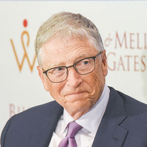 Bill Gates, co-président de la Fondation Bill et Melinda Gates, dévoile le logo et le site Web de la nouvelle Alliance pour le bien mondial à New Delhi (Inde), aux côtés de Smriti Irani, ministre du Développement de la femme et de l'enfant et des Affaires des minorités de l'Inde, le 28 février 2024. Zuma Press / Bestimage