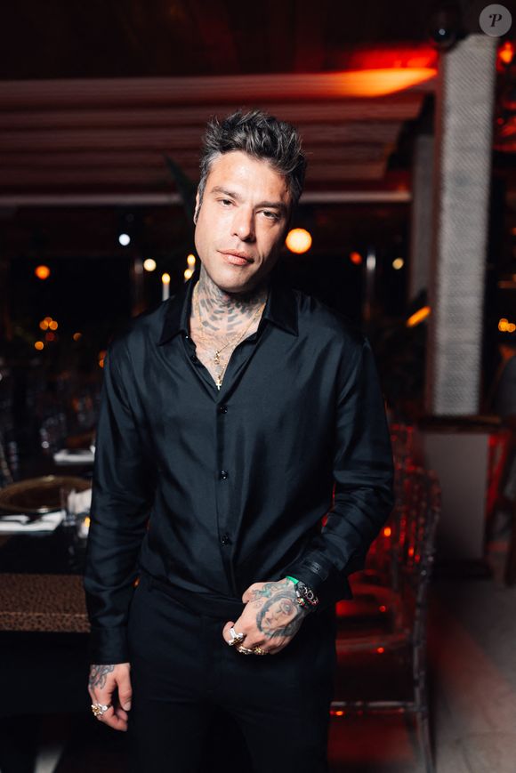 Fedez, l'ex de Chiara Ferragni, était également présent pour l'événement ! 

Exclusif - Fedez - Soirée "The Saint Barths Dinner by Gala One" à l'Eden Rock à Saint-Barhélémy le 29 décembre 2024. Le Dîner Saint Barths by Gala One est un dîner exclusif sur invitation uniquement organisé à l'Eden Rock. La liste des invités est un « who's who » de fervents partisans des événements passés du Gala d'été et du Gala One, ainsi que d'un groupe sélectionné d'autres philanthropes et notables partageant les mêmes idées. Les invités au dîner ont contribueé aux fonds essentiels pour les organisations soutenant la protection des enfants, la conservation de la biodiversité, l’aide à ceux qui en ont besoin et la préservation des précieuses eaux et terres du monde.
© Sam Delepch / Tiziano Da Silva / Bestimage
