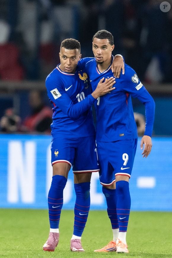 Kylian Mbappé (Blessé), Hugo Ekitiké lors du match de football de qualification pour la coupe du monde 2026 opposant la France à Azerbaïdjan (3-0) au Parc des Princes à Paris, France, le 10 àctobre 2025. © Cyril Moreau/Bestimage