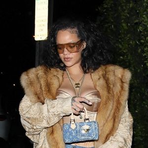 Rihanna porte un corset très décolleté à la sortie d'un dîner chez Giorgio Baldi à Santa Monica, Los Angeles, Californie, Etats-Unis, le 11 novembre 2024. Photo : Backgrid USA / Bestimage