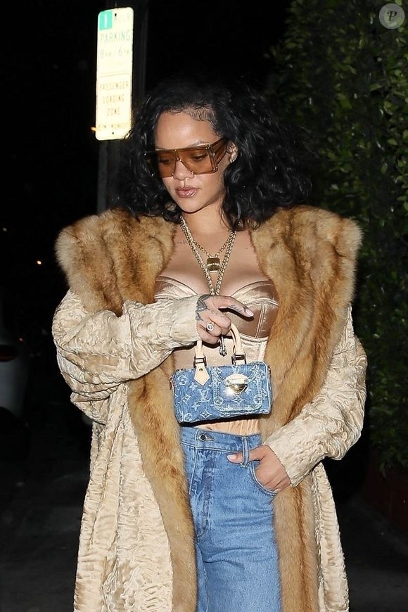 Rihanna porte un corset très décolleté à la sortie d'un dîner chez Giorgio Baldi à Santa Monica, Los Angeles, Californie, Etats-Unis, le 11 novembre 2024. Photo : Backgrid USA / Bestimage