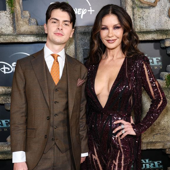 Dylan Michael Douglas et sa mère Catherine Zeta-Jones à la première de la saison 1 de la série Disney+ Original Series "Trésors perdus: le secret de Montezuma" au El Capitan Theatre à Los Angeles, Californie, Etats-Unis, le 5 décembre 2022. (Backgrid USA / Bestimage).