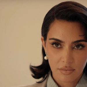 Los Angeles, CA - Kim Kardashian, à la tête de la distribution féminine de All's Fair, se retrouve en haut de l'affiche aux côtés des lauréates des Oscars Glenn Close et Naomi Watts, tandis que Jessica Simpson fait une apparition surprise dans la bande-annonce.