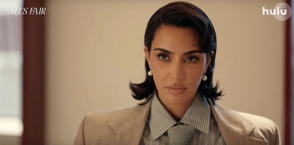 Los Angeles, CA - Kim Kardashian, à la tête de la distribution féminine de All's Fair, se retrouve en haut de l'affiche aux côtés des lauréates des Oscars Glenn Close et Naomi Watts, tandis que Jessica Simpson fait une apparition surprise dans la bande-annonce.