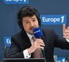 S'il avait initialement prévu de faire sa demande en Italie, le présentateur a changé de plan sur les conseils avisés de son confrère Gauthier Le Bret.

Eliot Deval - "Les Grandes Rencontres Hachette", à l'occasion du 200ème anniversaire de l'éditeur, au palais Brongniart à Paris (13 - 15 mars 2026), le 13 mars 2026. 
© Lionel Urman / Bestimage