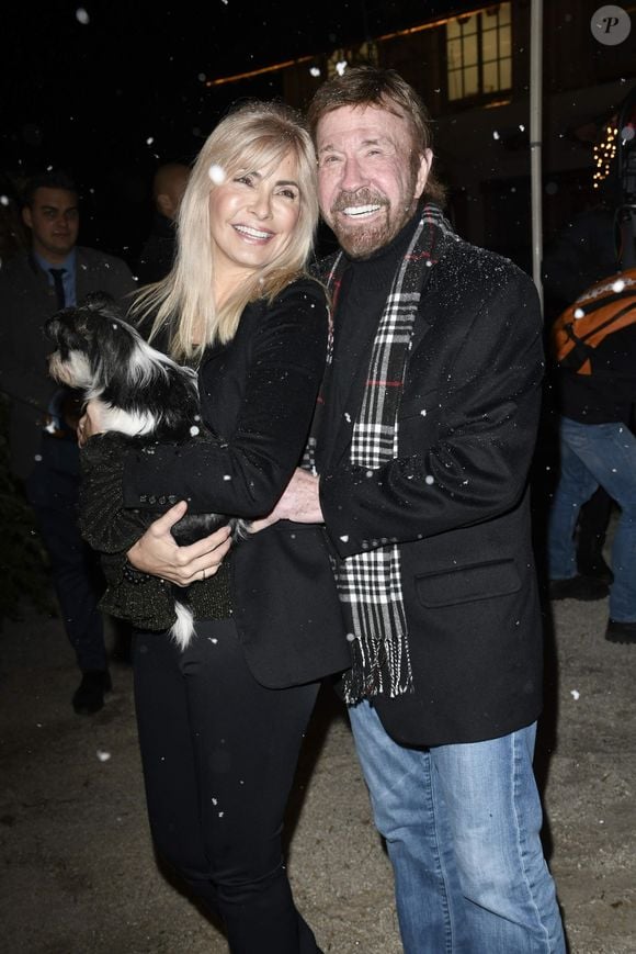 De son second mariage avec Gena O'Kelley sont nés des jumeaux en 2001 : Dakota Alan et Danilee Kelly.

Chuck Norris et sa compagne Gena O'Kelley à la soirée VIP Gut Aiderbichl Christmas Market à Henndorf en Autriche, le 12 novembre 2019.
Backgrid USA / Bestimage