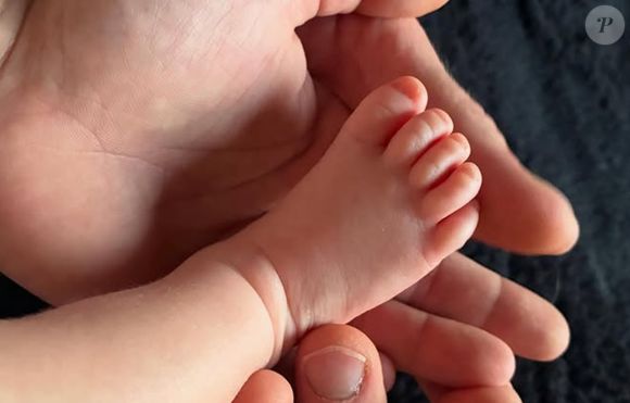 Ce lundi 11 août 2025 sur Instagram, la jeune femme a révélé qu'elle venait d'accueillir cet été son premier enfant !

Anais de l'Amour est dans le pré (saison 18) officialise la naissance de son bébé (Capture Instagram - août 2025).
