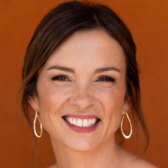 "C'était un concours très local qui n'avait rien à voir avec Miss France et qui a changé ma vie, je n'en ai aucune honte. Cela m'a donné une confiance en moi que je n'aurais jamais eue si je ne l'avais pas fait"

Isabelle Ithurburu au village lors des Internationaux de France de Tennis de Roland Garros 2026. Paris, le 28 mai 2026. 
© Jacovides / Moreau / Bestimage